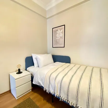 Spacious & Center 3 Bedroom Flat - No2 *