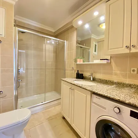 Spacious & Center 3 Bedroom Flat - No2 *