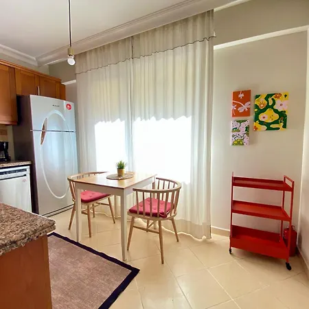 Spacious & Center 3 Bedroom Flat - No2 *