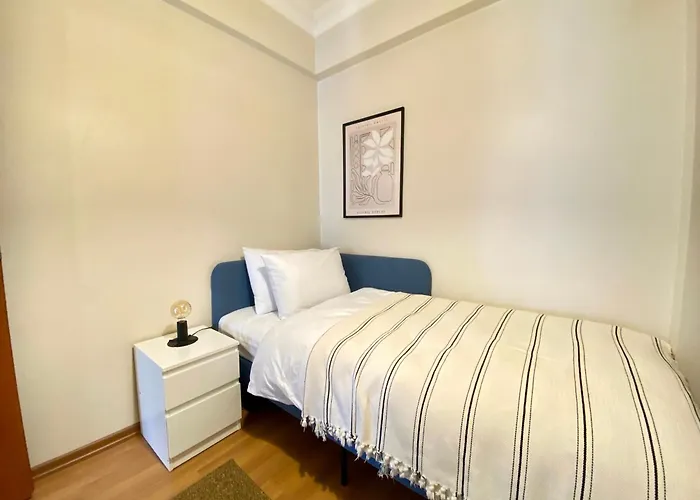 Spacious & Center 3 Bedroom Flat - No2 *