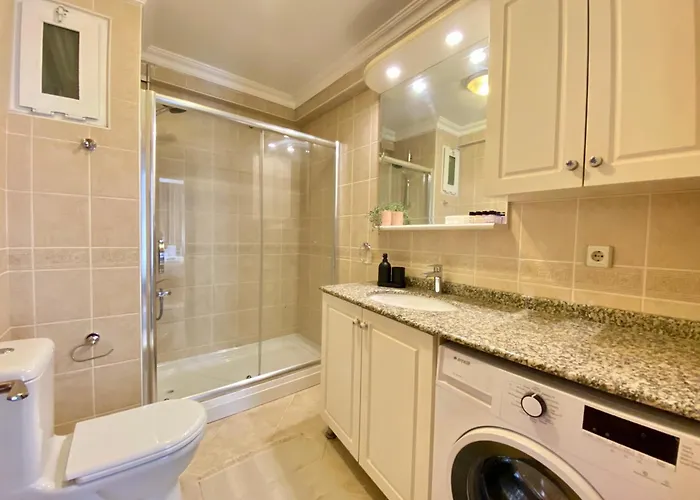 Spacious & Center 3 Bedroom Flat - No2 *