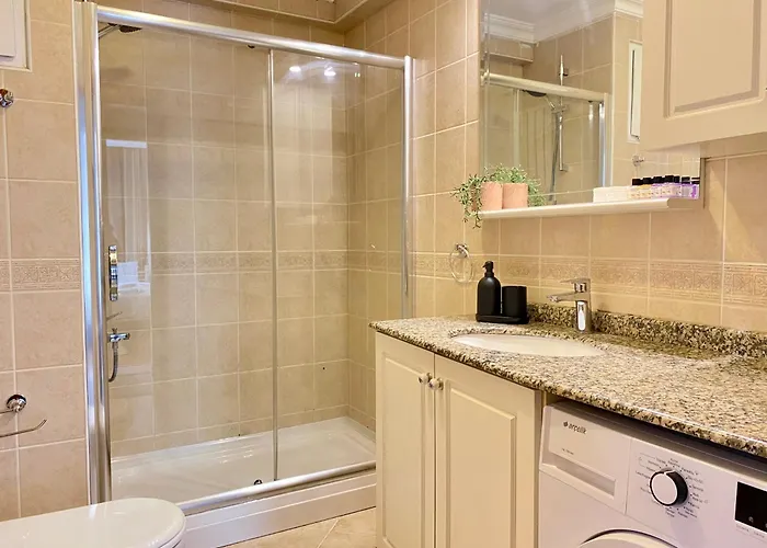 Spacious & Center 3 Bedroom Flat - No2 Appartamento *