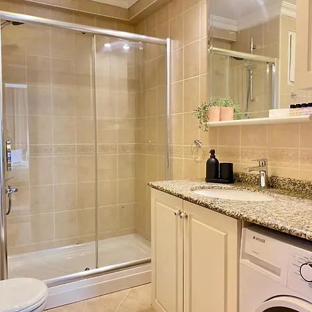 Spacious & Center 3 Bedroom Flat - No2 アパート *